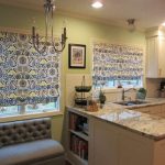 ستائر رومانية اللون على نوافذ غرفة المعيشة في المطبخ