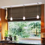 مصابيح معلقة على سقف المطبخ