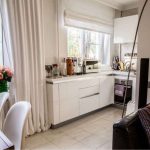 تصميم المطبخ مع اثنين من النوافذ