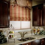 بالوعة مزدوجة بالقرب من نافذة المطبخ