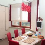 تصميم المطبخ الحديث مع الستائر الرومانية