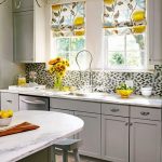 زخرفة الأزهار على الستائر الرومانية