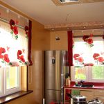 الخشخاش الأحمر على الستائر الرومانية