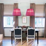 ستائر بنية في المناطق الداخلية من غرفة تناول الطعام في المطبخ