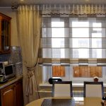 مزيج من الستائر من أنواع مختلفة في نافذة مطبخ واحد