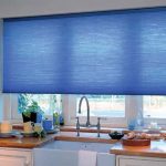 ستارة زرقاء على النافذة البلاستيكية للمطبخ