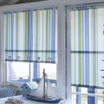 ستائر مخططة في غرفة الأطفال