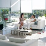 غرفة معيشة واسعة مع نافذة بانورامية