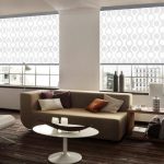 الستائر على النوافذ الخشبية