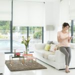 مصاريع بيضاء على غرفة المعيشة نوافذ بانورامية