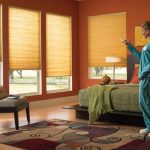 مصاريع أوتوماتيكية في غرفة المعيشة الداخلية