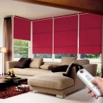 الستائر الدوارة التحكم عن بعد في غرفة المعيشة في منزل ريفي