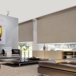 تصميم غرفة المعيشة مع مصاريع مفتوحة