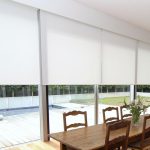 ستائر آلية تدحرجت على نوافذ منزل خاص