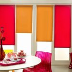 ستائر مشرقة في منطقة تناول الطعام في المطبخ