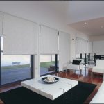 مصاريع كهربائية على نوافذ غرفة المعيشة