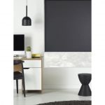 الستائر الرمادية في المناطق الداخلية من المكتب المنزلي