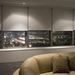 نافذة بانورامية تطل على المدينة الليلية