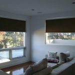 غرفة المعيشة الزاوية مع الستائر الدوارة