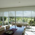 نافذة كبيرة في غرفة المعيشة في منزل خاص