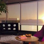 منظر الغروب من خلال الستائر شفافة