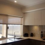 ستارة عريضة واسعة في مدخل نافذة المطبخ