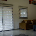 الإضاءة الخافتة في غرفة المعيشة مع الستائر الدوارة