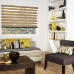 الوسادات الزخرفية على أريكة رمادية