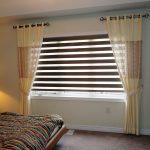 ستائر خفيفة على نافذة بلاستيكية