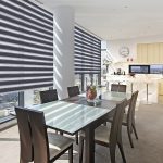 خطوط رمادية طويلة على الستائر حمار وحشي