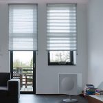 تصميم غرفة المعيشة في منزل خاص مع الباب إلى الشرفة