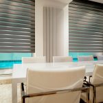 ستائر حمار وحشي داكنة اللون في مساحة المكتب