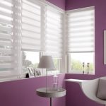 الستائر البيضاء في لوجيا مع الجدران الأرجواني