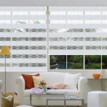 أريكة بيضاء في غرفة المعيشة في منزل ريفي