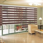 تزيين نافذة بانورامية مع الستائر حمار وحشي