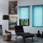 تصميم غرفة المعيشة مع ملصقات على الحائط