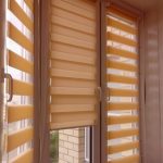 ستائر من شرائط من القماش على نافذة الشرفة