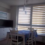 مطبخ واسع مع الستائر الدوارة ليلا ونهارا