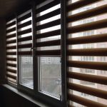 ستائر من يوم إلى ليلة في وضع الإضاءة المتوسطة