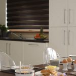 نافذة المطبخ مع الستائر مغلقة يوم ليلا