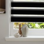 المزهريات المزخرفة على عتبة النافذة البلاستيكية