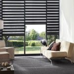 نافذة غرفة المعيشة مع إطلالة خلابة على حديقة منزل ريفي