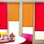 ستائر مشرقة على نافذة المطبخ