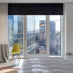 ستارة سوداء على نافذة غرفة النوم