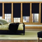 ستائر رول بنية داكنة على نافذة غرفة النوم