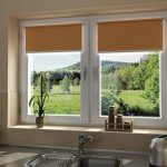 بالوعة المطبخ أمام نافذة منزل خاص