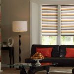 الستائر الدوارة مخططة في غرفة المعيشة الداخلية