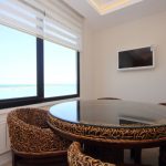 منطقة لتناول الطعام مع أثاث الروطان