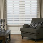 كرسي بذراعين ناعم مع تنجيد رمادي غامق