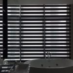 ستائر رول زيبرا في الداخل من الحمام